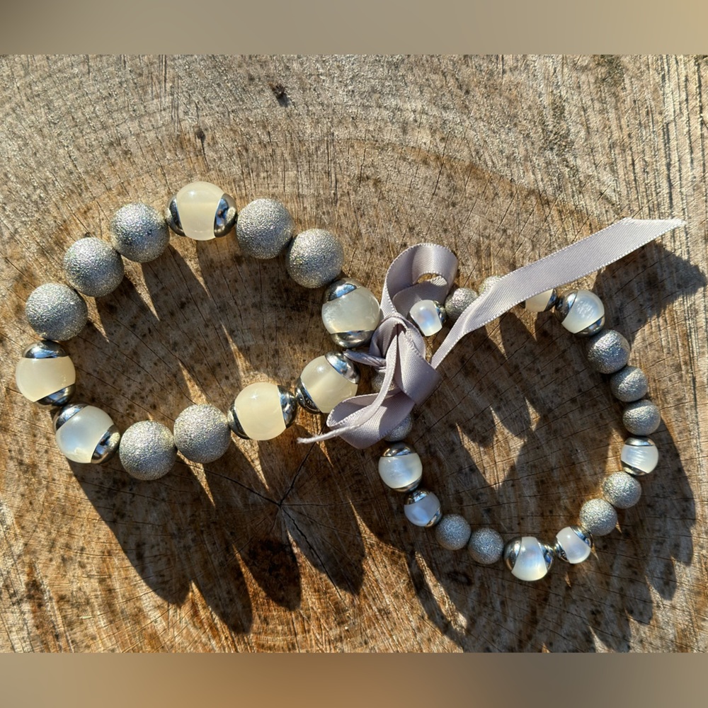 NWOT Women’s silver beaded bracelet set with silver ribbon. Easy on/off stretch